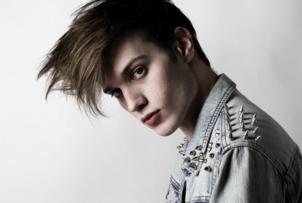 carlos cara mirando a camara