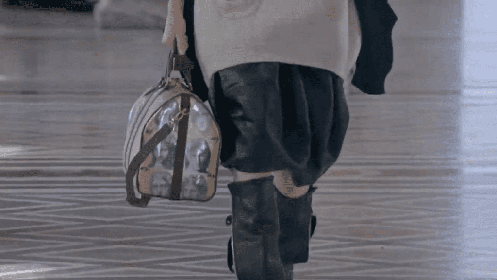 Watch LOUIS VUITTON'S FW 21 SHOW Watch LOUIS VUITTON'S FW 21 SHOW Vanity Teen 虚荣青年 Lifestyle & new faces magazine