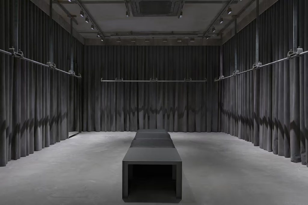 Balenciaga Unveils Minimalist Luxury in Its Latest Hamburg Store Embracing the ongoing "Raw Architecture" theme. Balenciaga Unveils Minimalist Luxury in Its Latest Hamburg Store Embracing the ongoing "Raw Architecture" theme. Vanity Teen 虚荣青年 Lifestyle & new faces magazine