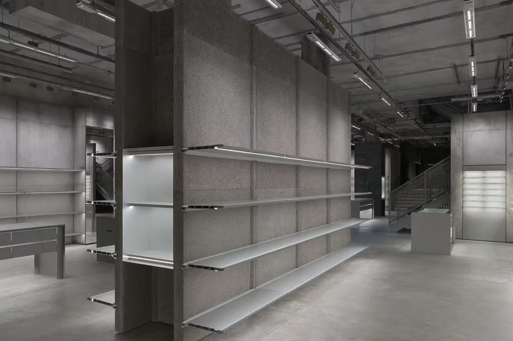 Balenciaga Unveils Minimalist Luxury in Its Latest Hamburg Store Embracing the ongoing "Raw Architecture" theme. Balenciaga Unveils Minimalist Luxury in Its Latest Hamburg Store Embracing the ongoing "Raw Architecture" theme. Vanity Teen 虚荣青年 Lifestyle & new faces magazine