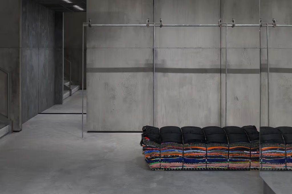 Balenciaga Unveils Minimalist Luxury in Its Latest Hamburg Store Embracing the ongoing "Raw Architecture" theme. Balenciaga Unveils Minimalist Luxury in Its Latest Hamburg Store Embracing the ongoing "Raw Architecture" theme. Vanity Teen 虚荣青年 Lifestyle & new faces magazine