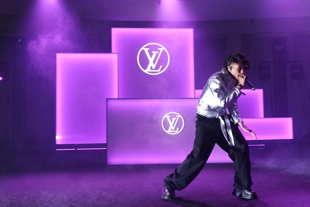 Louis Vuitton's Early Fall 2023 Fashion Show Lands on Jamsu Bridge in South Korea Louis Vuitton's Early Fall 2023 Fashion Show Lands on Jamsu Bridge in South Korea Vanity Teen 虚荣青年 Lifestyle & new faces magazine