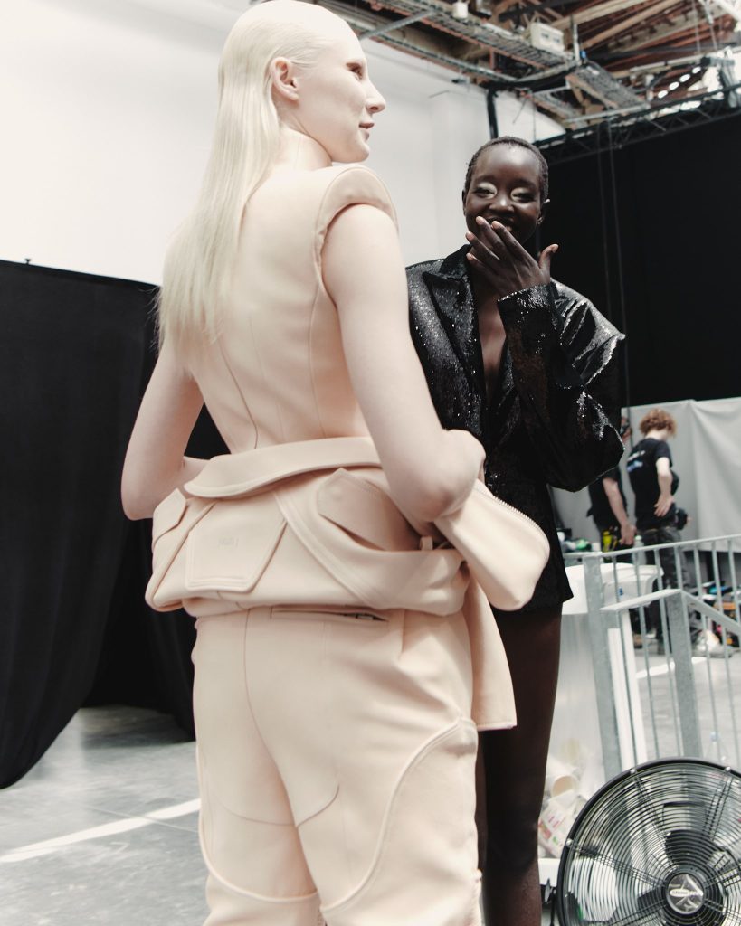 Victor Jacques Reveals Unseen Backstage Magic of JUUN J's Spring/Summer 2024 Collection at Paris Fashion Week Victor Jacques Reveals Unseen Backstage Magic of JUUN J's Spring/Summer 2024 Collection at Paris Fashion Week Vanity Teen 虚荣青年 Lifestyle & new faces magazine
