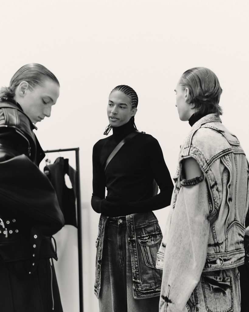 Victor Jacques Reveals Unseen Backstage Magic of JUUN J's Spring/Summer 2024 Collection at Paris Fashion Week Victor Jacques Reveals Unseen Backstage Magic of JUUN J's Spring/Summer 2024 Collection at Paris Fashion Week Vanity Teen 虚荣青年 Lifestyle & new faces magazine