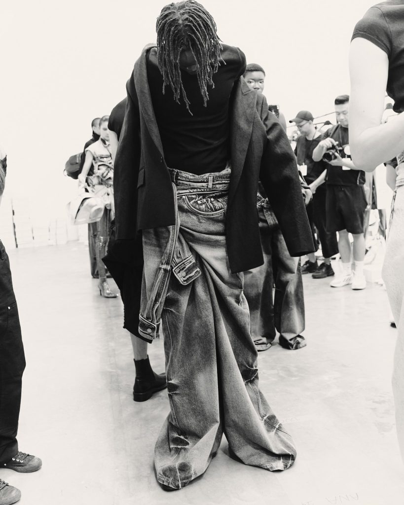 Victor Jacques Reveals Unseen Backstage Magic of JUUN J's Spring/Summer 2024 Collection at Paris Fashion Week Victor Jacques Reveals Unseen Backstage Magic of JUUN J's Spring/Summer 2024 Collection at Paris Fashion Week Vanity Teen 虚荣青年 Lifestyle & new faces magazine