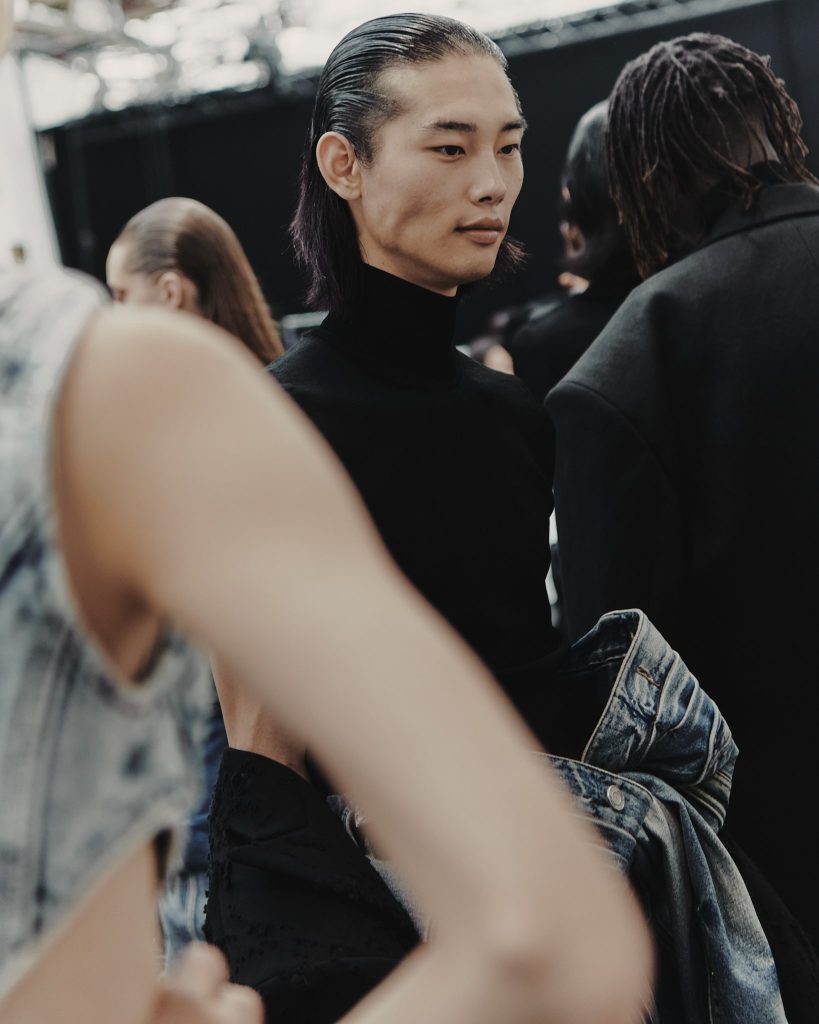 Victor Jacques Reveals Unseen Backstage Magic of JUUN J's Spring/Summer 2024 Collection at Paris Fashion Week Victor Jacques Reveals Unseen Backstage Magic of JUUN J's Spring/Summer 2024 Collection at Paris Fashion Week Vanity Teen 虚荣青年 Lifestyle & new faces magazine