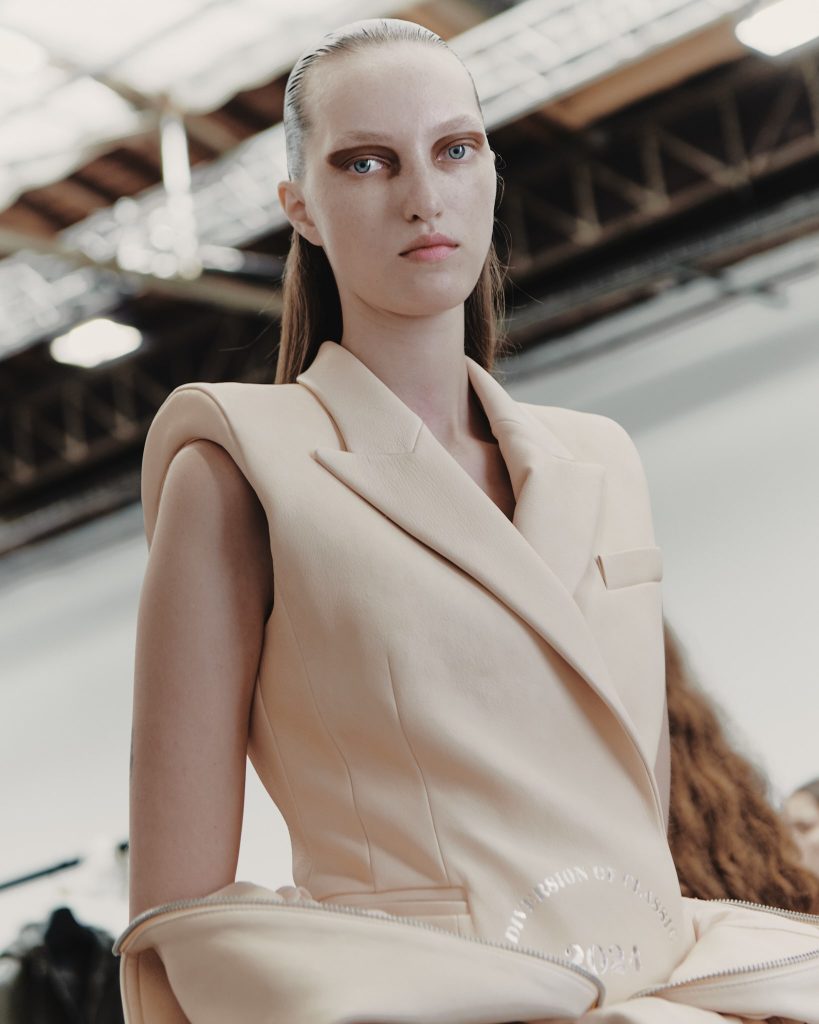 Victor Jacques Reveals Unseen Backstage Magic of JUUN J's Spring/Summer 2024 Collection at Paris Fashion Week Victor Jacques Reveals Unseen Backstage Magic of JUUN J's Spring/Summer 2024 Collection at Paris Fashion Week Vanity Teen 虚荣青年 Lifestyle & new faces magazine