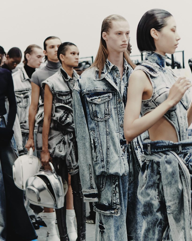 Victor Jacques Reveals Unseen Backstage Magic of JUUN J's Spring/Summer 2024 Collection at Paris Fashion Week Victor Jacques Reveals Unseen Backstage Magic of JUUN J's Spring/Summer 2024 Collection at Paris Fashion Week Vanity Teen 虚荣青年 Lifestyle & new faces magazine