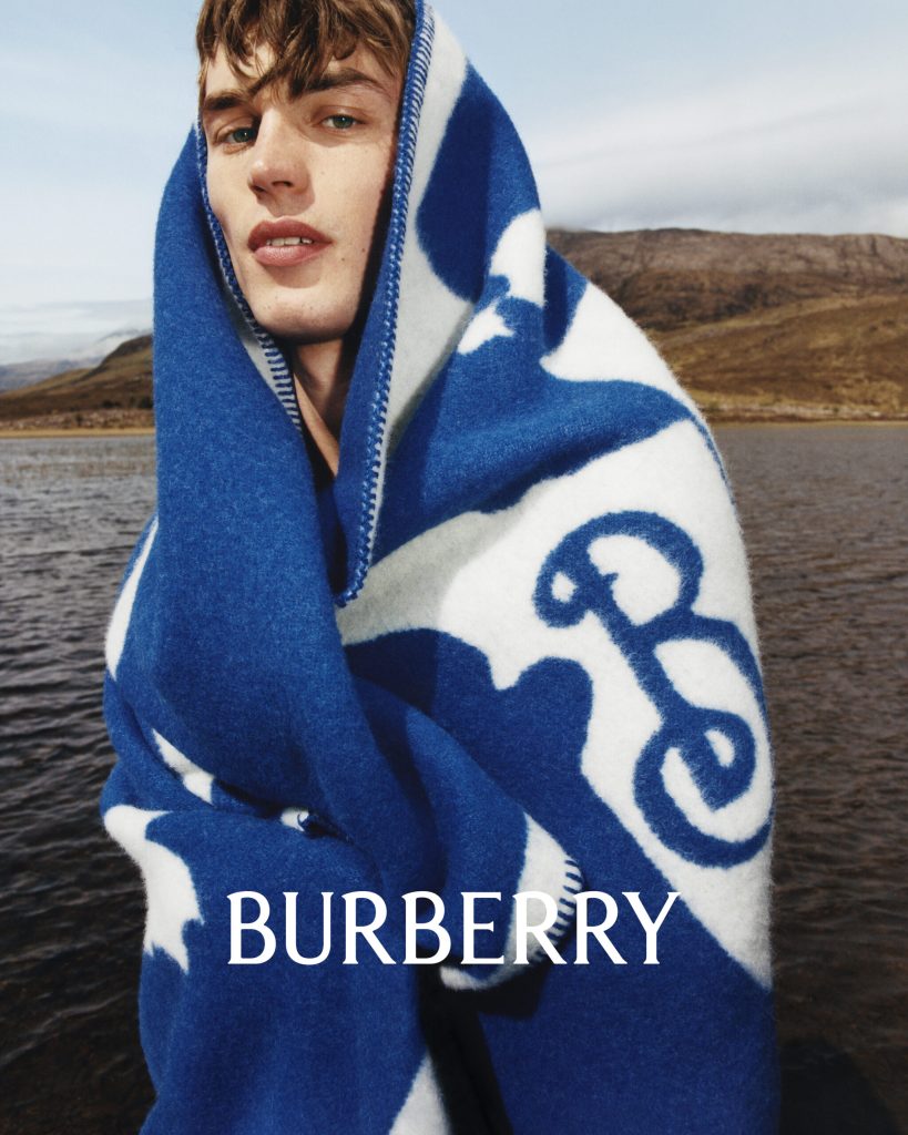 Burberry Unveils its Winter 2023 Campaign in a Dramatic Fashion Burberry Unveils its Winter 2023 Campaign in a Dramatic Fashion Vanity Teen 虚荣青年 Lifestyle & new faces magazine