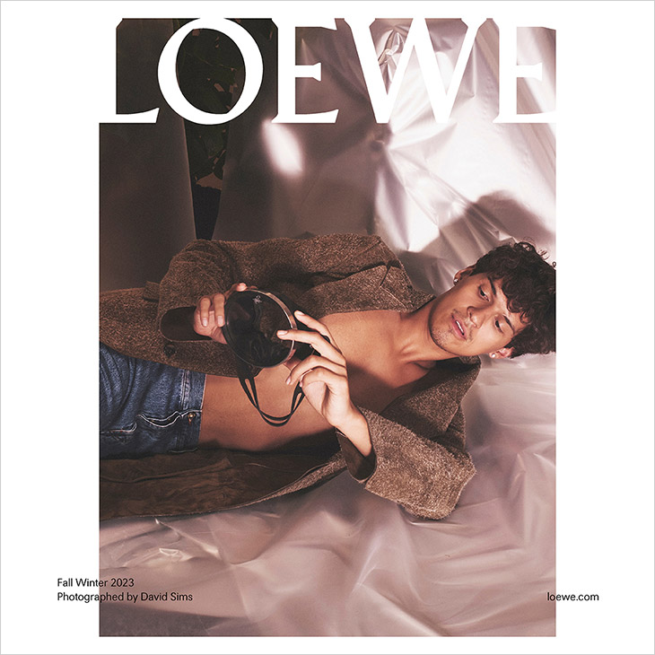 LOEWE's Fall Winter 2023 Men's Campaign: A Surrealistic Journey into Ambiguous Realities LOEWE's Fall Winter 2023 Men's Campaign: A Surrealistic Journey into Ambiguous Realities Vanity Teen 虚荣青年 Lifestyle & new faces magazine