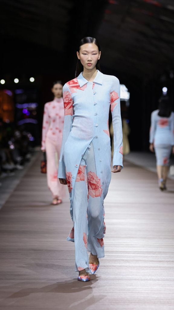 NIGO® Transports Shanghai to the Fashion Future with KENZO Spring/Summer 2024 Show Vanity Teen 虚荣青年 Lifestyle & new faces magazine NIGO® Transports Shanghai to the Fashion Future with KENZO Spring/Summer 2024 Show NIGO® Transports Shanghai to the Fashion Future with KENZO Spring/Summer 2024 Show Vanity Teen 虚荣青年 Lifestyle & new faces magazine