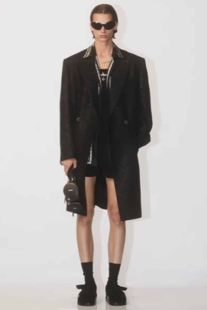 Versace's A Shift to Subdued Elegance in Pre-Fall 2024 Versace's A Shift to Subdued Elegance in Pre-Fall 2024 Vanity Teen 虚荣青年 Lifestyle & new faces magazine