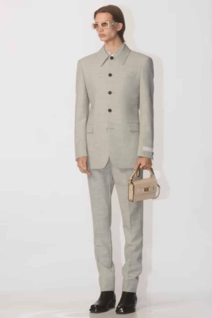 Versace's A Shift to Subdued Elegance in Pre-Fall 2024 Versace's A Shift to Subdued Elegance in Pre-Fall 2024 Vanity Teen 虚荣青年 Lifestyle & new faces magazine