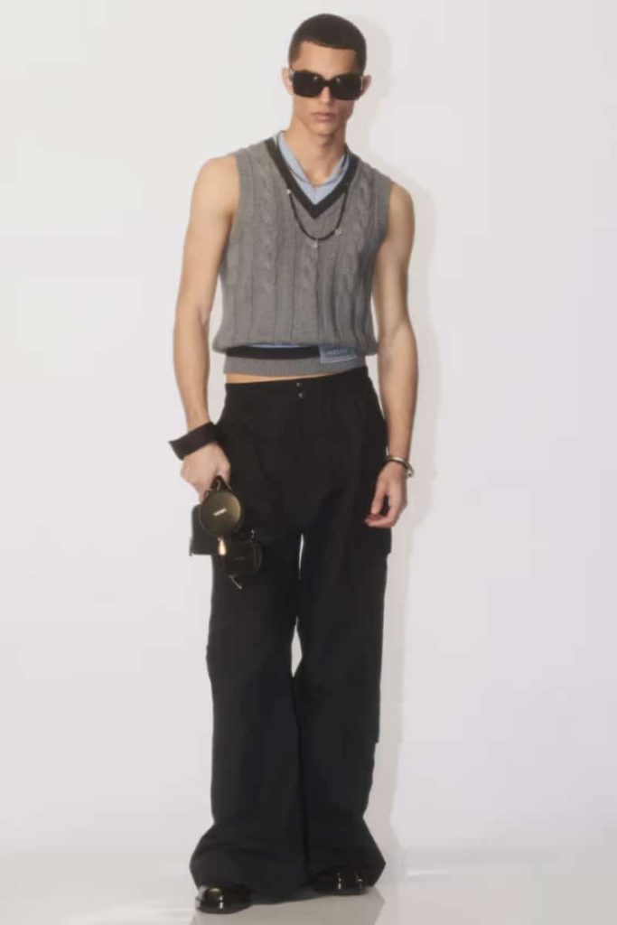 Versace's A Shift to Subdued Elegance in Pre-Fall 2024 Versace's A Shift to Subdued Elegance in Pre-Fall 2024 Vanity Teen 虚荣青年 Lifestyle & new faces magazine