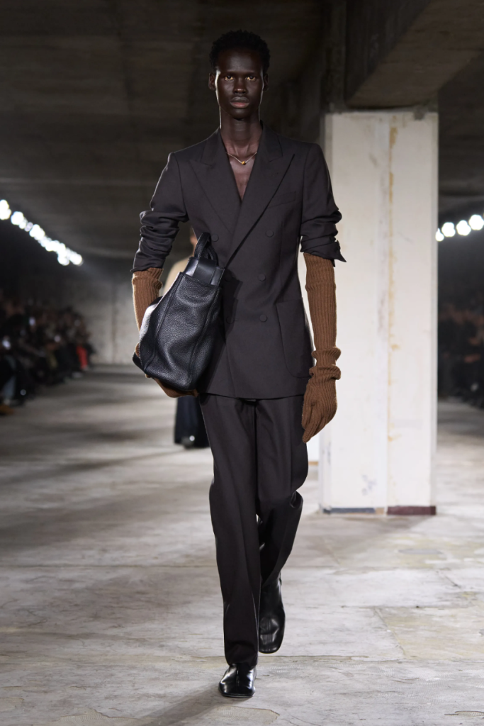 "Unexpected Elegance": Dries Van Noten's Fall/Winter 2024 Menswear Collection "Unexpected Elegance": Dries Van Noten's Fall/Winter 2024 Menswear Collection Vanity Teen 虚荣青年 Lifestyle & new faces magazine