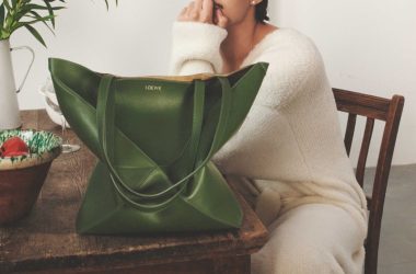 LOEWE Launches Striking Spring/Summer 2024 Menswear Campaign LOEWE Launches Striking Spring/Summer 2024 Menswear Campaign Vanity Teen 虚荣青年 Lifestyle & new faces magazine