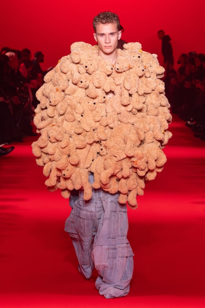 Paris Fashion Week 24 Sees VETEMENTS Making a Triumphant Return Paris Fashion Week 24 Sees VETEMENTS Making a Triumphant Return Vanity Teen 虚荣青年 Lifestyle & new faces magazine