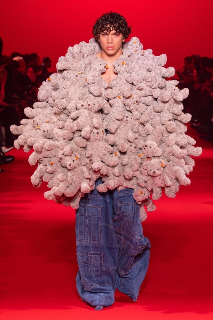 Paris Fashion Week 24 Sees VETEMENTS Making a Triumphant Return Paris Fashion Week 24 Sees VETEMENTS Making a Triumphant Return Vanity Teen 虚荣青年 Lifestyle & new faces magazine