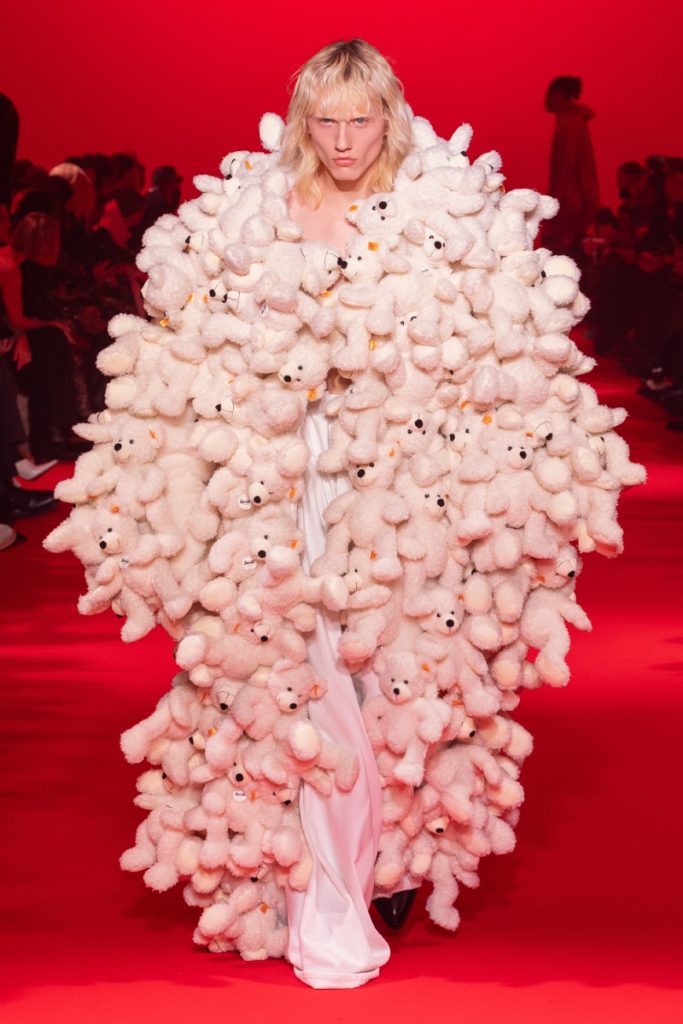 Paris Fashion Week 24 Sees VETEMENTS Making a Triumphant Return Paris Fashion Week 24 Sees VETEMENTS Making a Triumphant Return Vanity Teen 虚荣青年 Lifestyle & new faces magazine