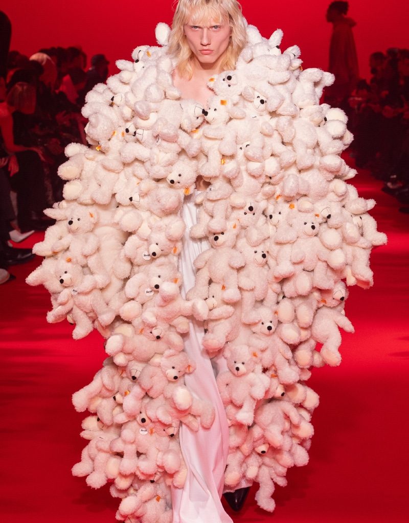 Paris Fashion Week 24 Sees VETEMENTS Making a Triumphant Return Paris Fashion Week 24 Sees VETEMENTS Making a Triumphant Return Vanity Teen 虚荣青年 Lifestyle & new faces magazine