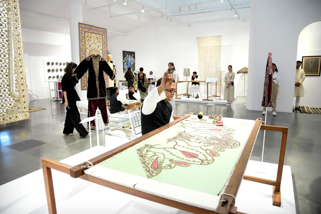 DIOR Returns to La Biennale di Venezia Official Sponsor of Art Exhibitions DIOR Returns to La Biennale di Venezia Official Sponsor of Art Exhibitions Vanity Teen 虚荣青年 Lifestyle & new faces magazine