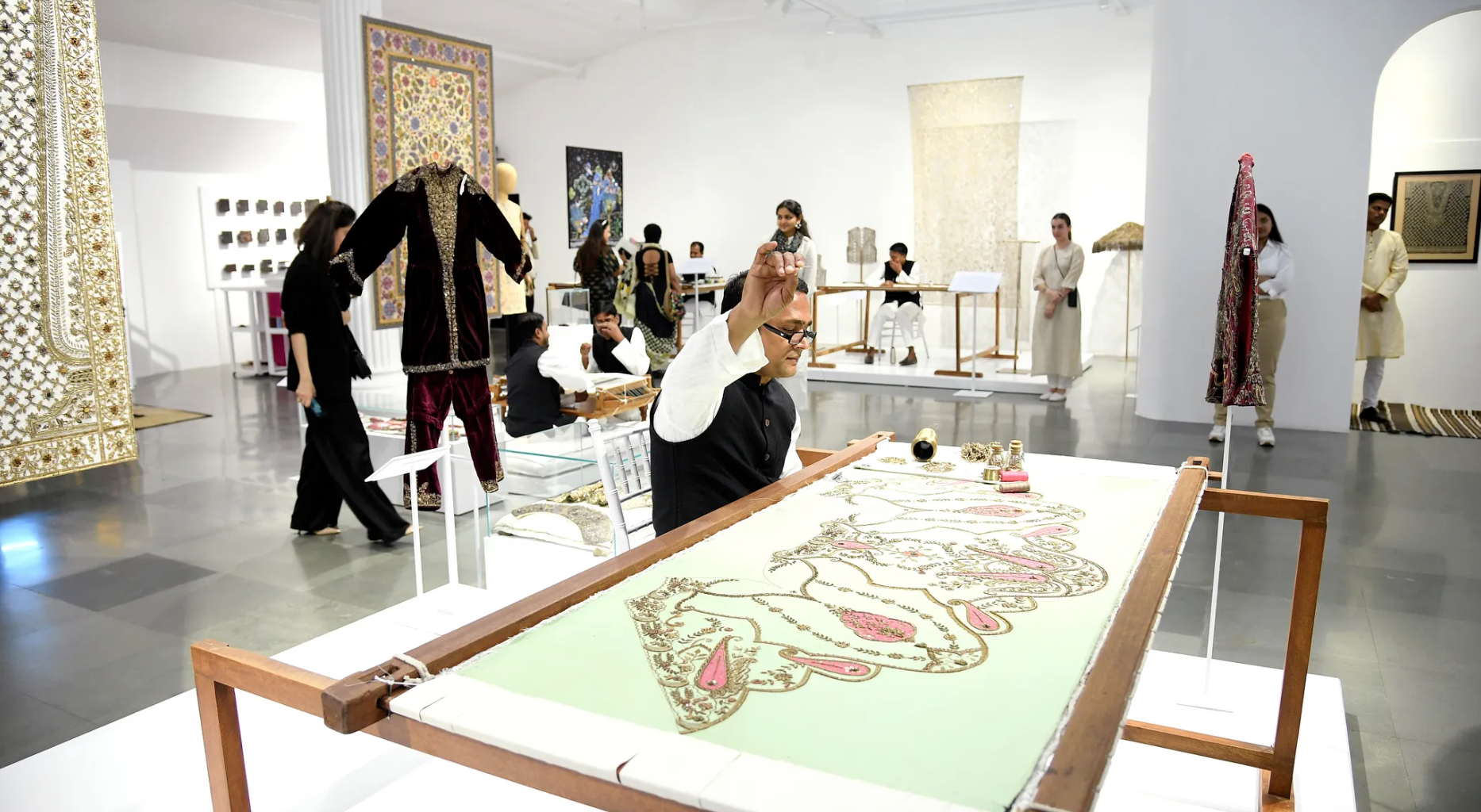 DIOR Returns to La Biennale di Venezia Official Sponsor of Art Exhibitions DIOR Returns to La Biennale di Venezia Official Sponsor of Art Exhibitions Vanity Teen 虚荣青年 Lifestyle & new faces magazine