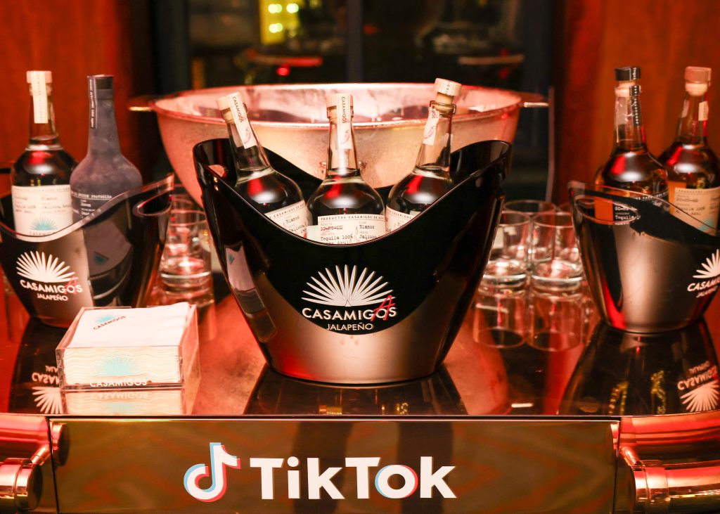 WHEN IN NEW YORK: STELLA McCARTNEY AND TIKTOK HOST MET GALA 2024 AFTERPARTY WITH CASAMIGOS TEQUILA WHEN IN NEW YORK: STELLA McCARTNEY AND TIKTOK HOST MET GALA 2024 AFTERPARTY WITH CASAMIGOS TEQUILA Vanity Teen 虚荣青年 Lifestyle & new faces magazine