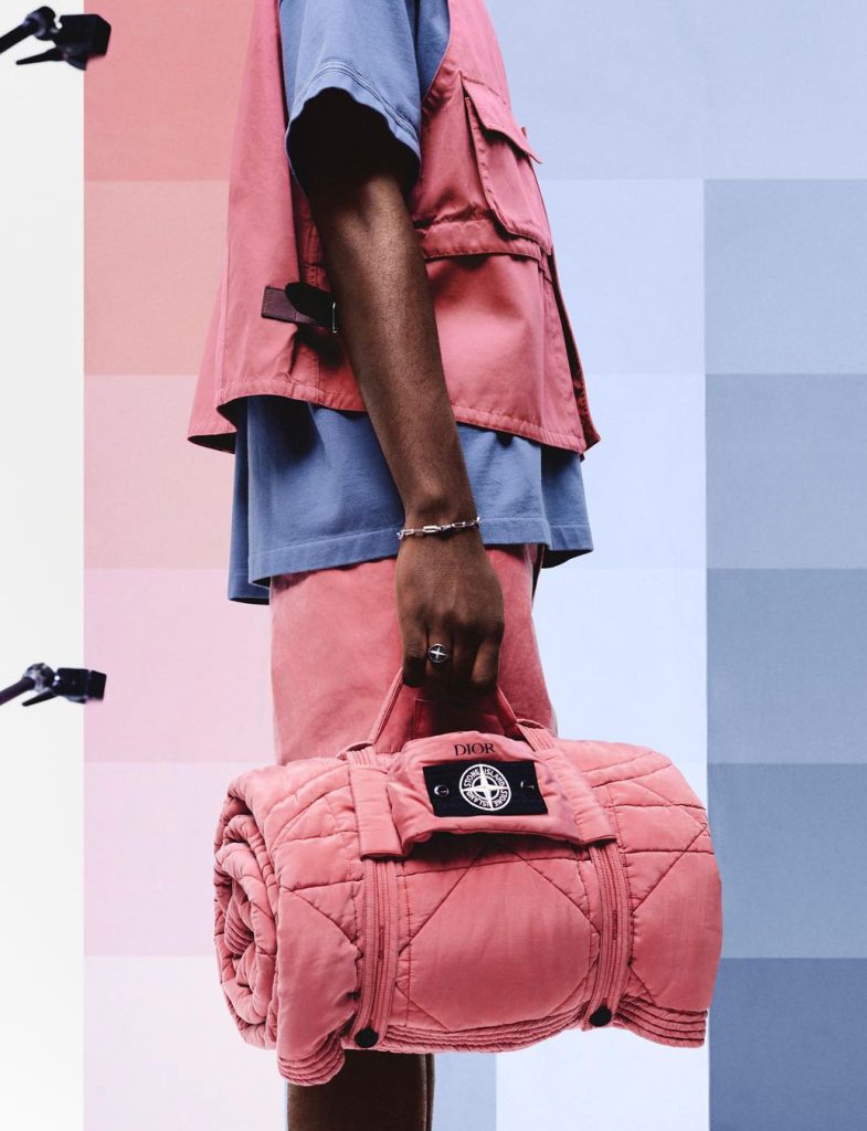 Kim Jones Models DIOR x STONE ISLAND Collaboration in 2024 Fall/Winter Campaign Kim Jones Models DIOR x STONE ISLAND Collaboration in 2024 Fall/Winter Campaign Vanity Teen 虚荣青年 Lifestyle & new faces magazine