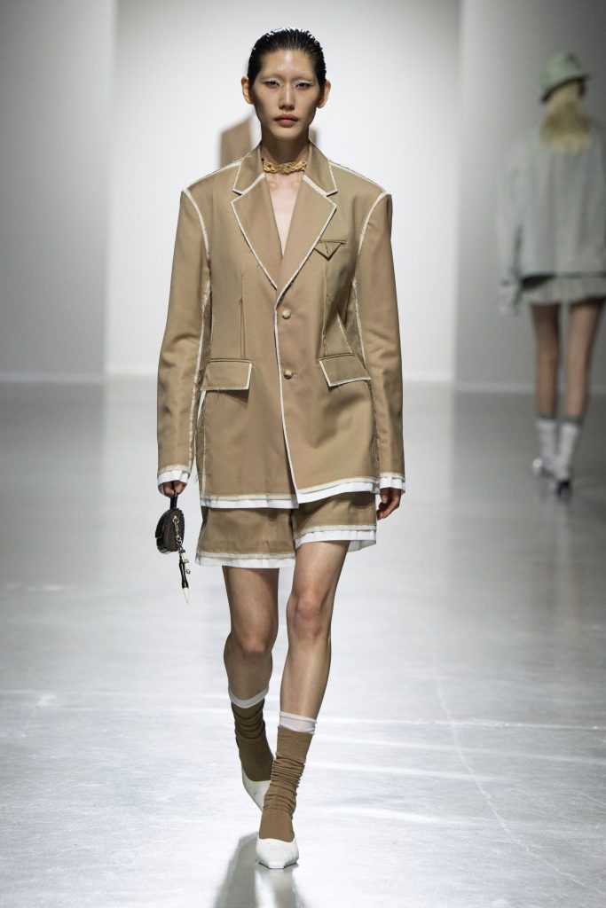 “The porcelain luster remains the same, and the sun and moon are new again” - FENG CHEN WANG SS24 “The porcelain luster remains the same, and the sun and moon are new again” - FENG CHEN WANG SS24 Vanity Teen 虚荣青年 Lifestyle & new faces magazine