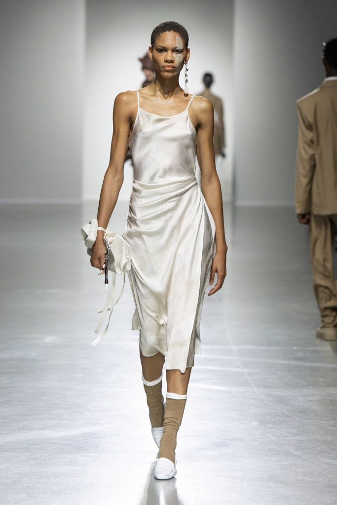 “The porcelain luster remains the same, and the sun and moon are new again” - FENG CHEN WANG SS24 “The porcelain luster remains the same, and the sun and moon are new again” - FENG CHEN WANG SS24 Vanity Teen 虚荣青年 Lifestyle & new faces magazine