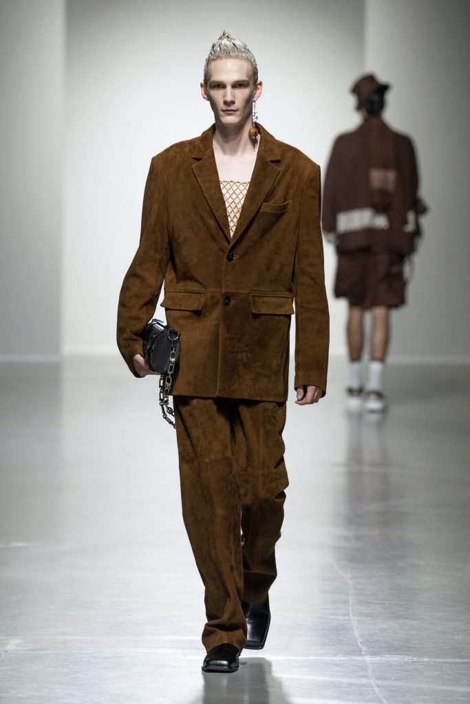 “The porcelain luster remains the same, and the sun and moon are new again” - FENG CHEN WANG SS24 “The porcelain luster remains the same, and the sun and moon are new again” - FENG CHEN WANG SS24 Vanity Teen 虚荣青年 Lifestyle & new faces magazine