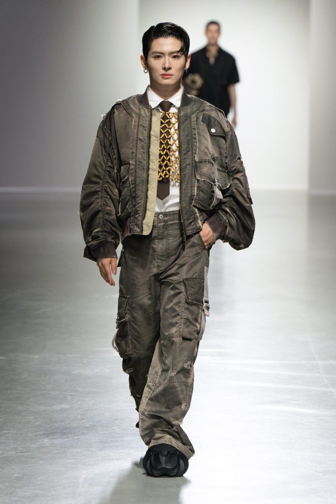 “The porcelain luster remains the same, and the sun and moon are new again” - FENG CHEN WANG SS24 “The porcelain luster remains the same, and the sun and moon are new again” - FENG CHEN WANG SS24 Vanity Teen 虚荣青年 Lifestyle & new faces magazine