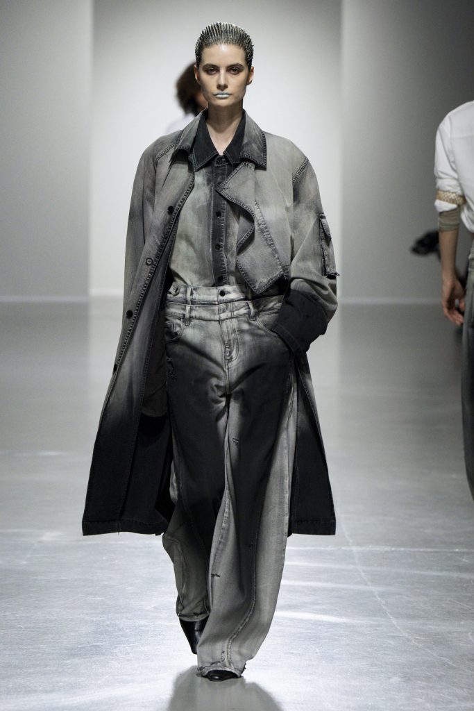 “The porcelain luster remains the same, and the sun and moon are new again” - FENG CHEN WANG SS24 “The porcelain luster remains the same, and the sun and moon are new again” - FENG CHEN WANG SS24 Vanity Teen 虚荣青年 Lifestyle & new faces magazine