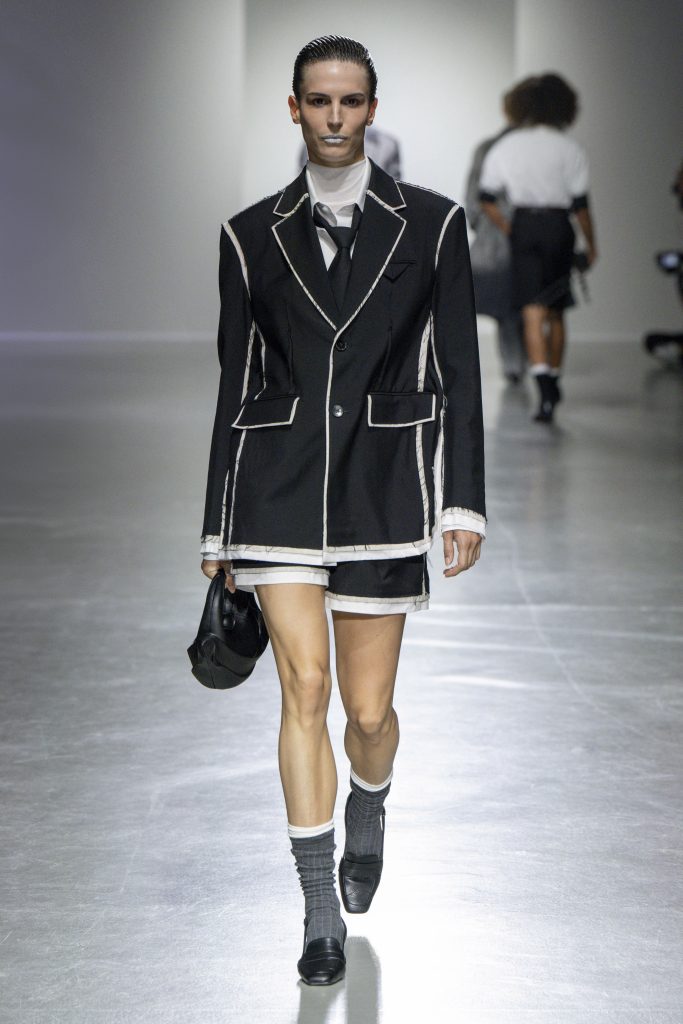 “The porcelain luster remains the same, and the sun and moon are new again” - FENG CHEN WANG SS24 “The porcelain luster remains the same, and the sun and moon are new again” - FENG CHEN WANG SS24 Vanity Teen 虚荣青年 Lifestyle & new faces magazine