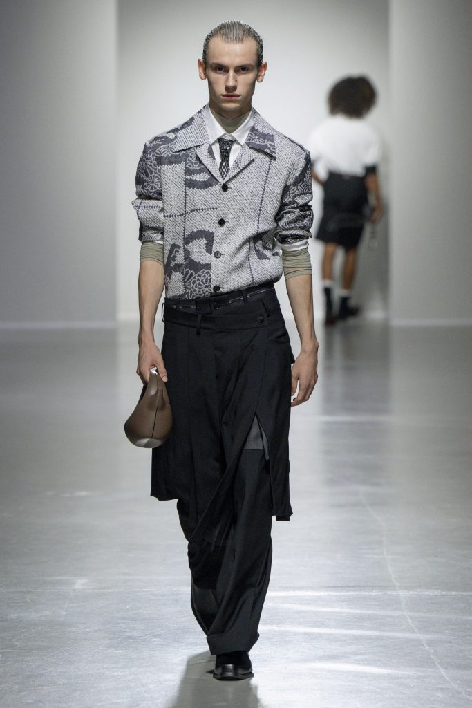 “The porcelain luster remains the same, and the sun and moon are new again” - FENG CHEN WANG SS24 “The porcelain luster remains the same, and the sun and moon are new again” - FENG CHEN WANG SS24 Vanity Teen 虚荣青年 Lifestyle & new faces magazine