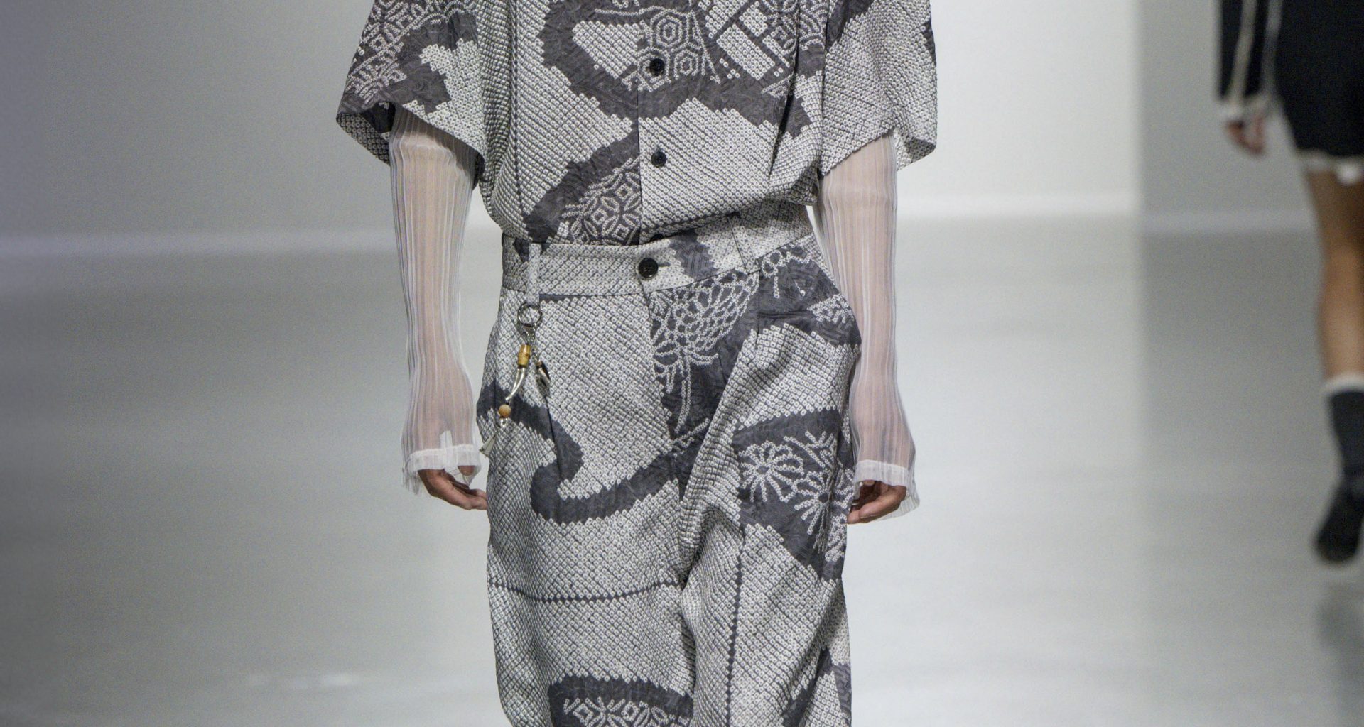 “The porcelain luster remains the same, and the sun and moon are new again” - FENG CHEN WANG SS24 “The porcelain luster remains the same, and the sun and moon are new again” - FENG CHEN WANG SS24 Vanity Teen 虚荣青年 Lifestyle & new faces magazine