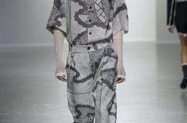 “The porcelain luster remains the same, and the sun and moon are new again” - FENG CHEN WANG SS24 “The porcelain luster remains the same, and the sun and moon are new again” - FENG CHEN WANG SS24 Vanity Teen 虚荣青年 Lifestyle & new faces magazine