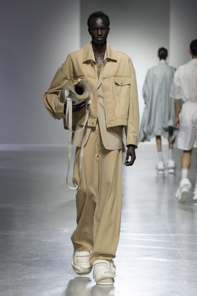 “The porcelain luster remains the same, and the sun and moon are new again” - FENG CHEN WANG SS24 “The porcelain luster remains the same, and the sun and moon are new again” - FENG CHEN WANG SS24 Vanity Teen 虚荣青年 Lifestyle & new faces magazine