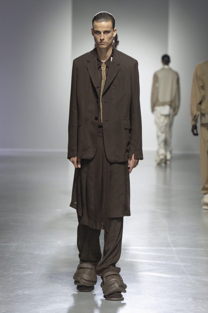 “The porcelain luster remains the same, and the sun and moon are new again” - FENG CHEN WANG SS24 “The porcelain luster remains the same, and the sun and moon are new again” - FENG CHEN WANG SS24 Vanity Teen 虚荣青年 Lifestyle & new faces magazine