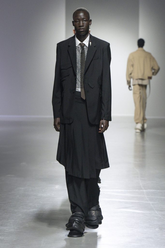 “The porcelain luster remains the same, and the sun and moon are new again” - FENG CHEN WANG SS24 “The porcelain luster remains the same, and the sun and moon are new again” - FENG CHEN WANG SS24 Vanity Teen 虚荣青年 Lifestyle & new faces magazine