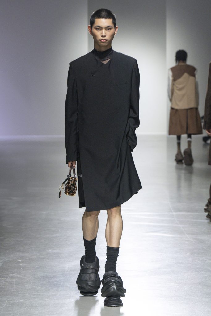 “The porcelain luster remains the same, and the sun and moon are new again” - FENG CHEN WANG SS24 “The porcelain luster remains the same, and the sun and moon are new again” - FENG CHEN WANG SS24 Vanity Teen 虚荣青年 Lifestyle & new faces magazine