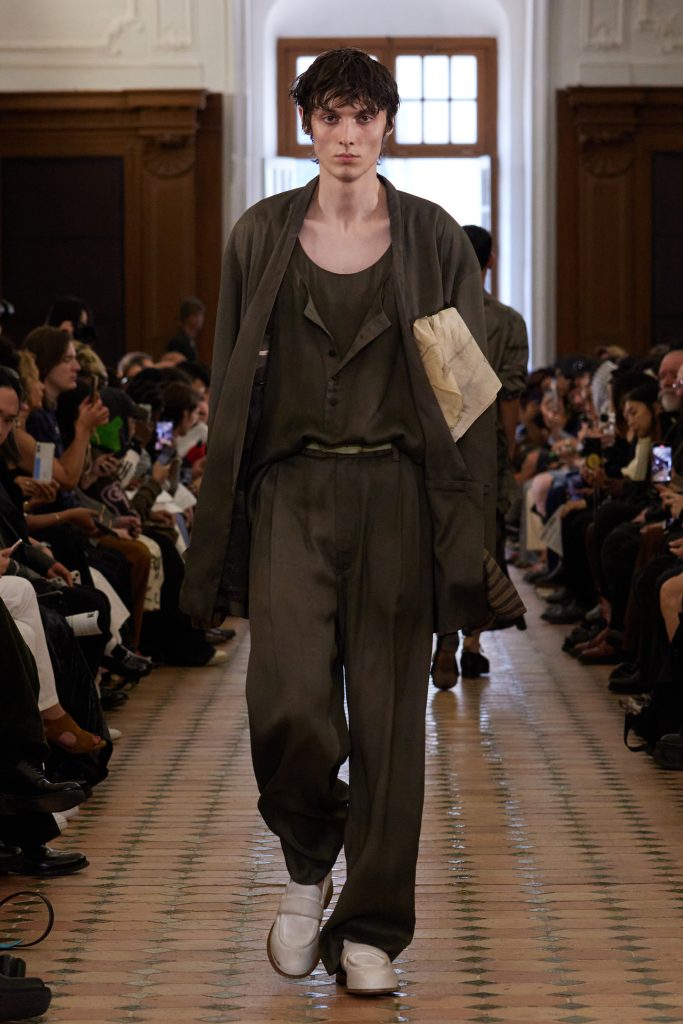 ZIGGY CHEN - SS25 COLLECTION ‘GNARTRICATE’ ZIGGY CHEN - SS25 COLLECTION ‘GNARTRICATE’ Vanity Teen 虚荣青年 Lifestyle & new faces magazine