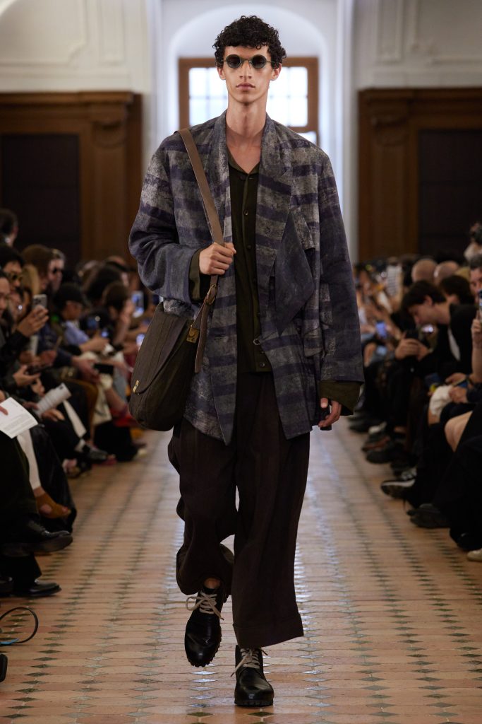 ZIGGY CHEN - SS25 COLLECTION ‘GNARTRICATE’ ZIGGY CHEN - SS25 COLLECTION ‘GNARTRICATE’ Vanity Teen 虚荣青年 Lifestyle & new faces magazine