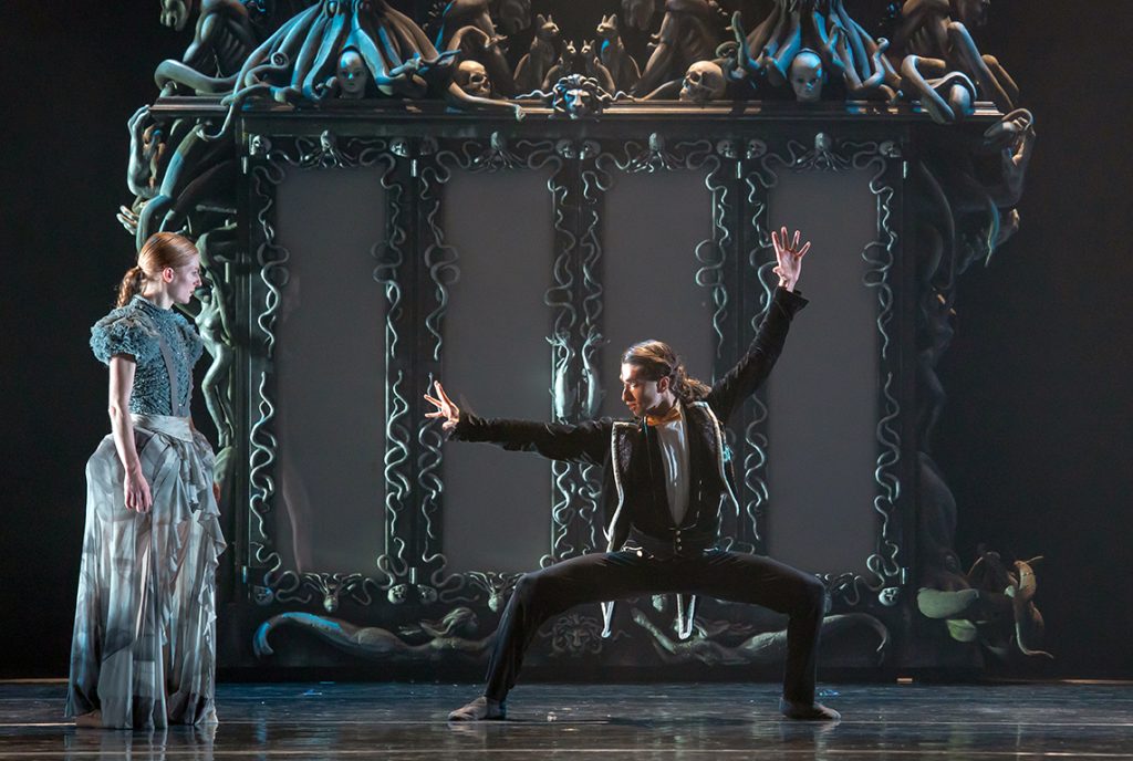 JEROEN VERBRUGGEN REINVENTS A DREAMLIKE NUTCRACKER, DRESSED BY THE PARISIAN COUTURE HOUSE "ON AURA TOUT VU" JEROEN VERBRUGGEN REINVENTS A DREAMLIKE NUTCRACKER, DRESSED BY THE PARISIAN COUTURE HOUSE "ON AURA TOUT VU" Vanity Teen 虚荣青年