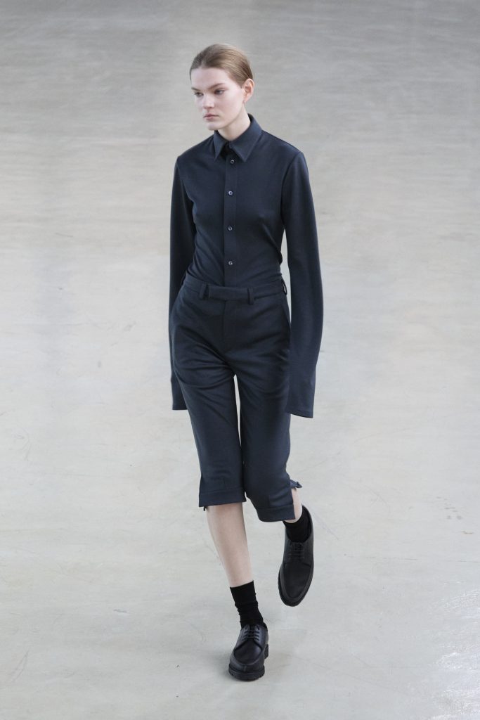 For Winter 2025, Rier embraces the crisp mountain cold with sharp, vertical silhouettes. For Winter 2025, Rier embraces the crisp mountain cold with sharp, vertical silhouettes. Vanity Teen 虚荣青年 Lifestyle & new faces magazine