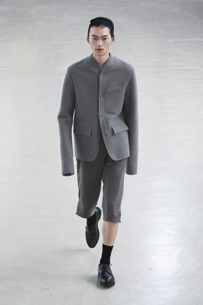 For Winter 2025, Rier embraces the crisp mountain cold with sharp, vertical silhouettes. For Winter 2025, Rier embraces the crisp mountain cold with sharp, vertical silhouettes. Vanity Teen 虚荣青年 Lifestyle & new faces magazine