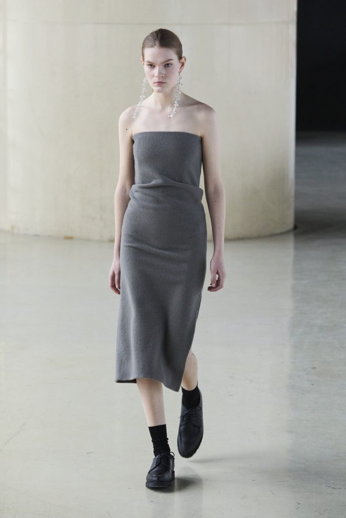 For Winter 2025, Rier embraces the crisp mountain cold with sharp, vertical silhouettes. For Winter 2025, Rier embraces the crisp mountain cold with sharp, vertical silhouettes. Vanity Teen 虚荣青年 Lifestyle & new faces magazine