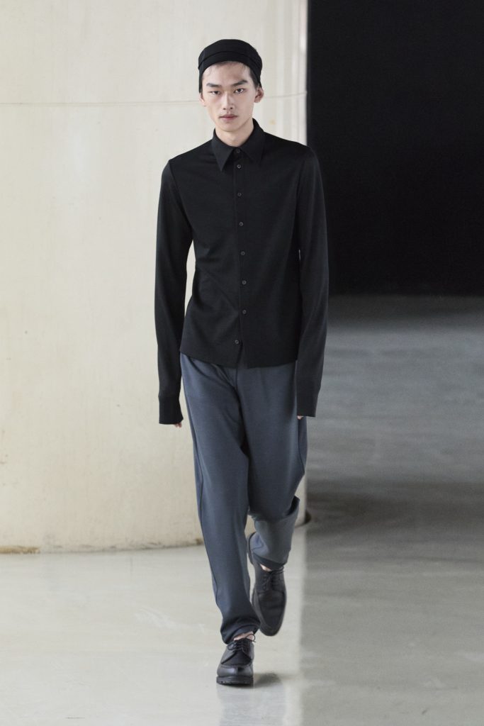 For Winter 2025, Rier embraces the crisp mountain cold with sharp, vertical silhouettes. For Winter 2025, Rier embraces the crisp mountain cold with sharp, vertical silhouettes. Vanity Teen 虚荣青年 Lifestyle & new faces magazine