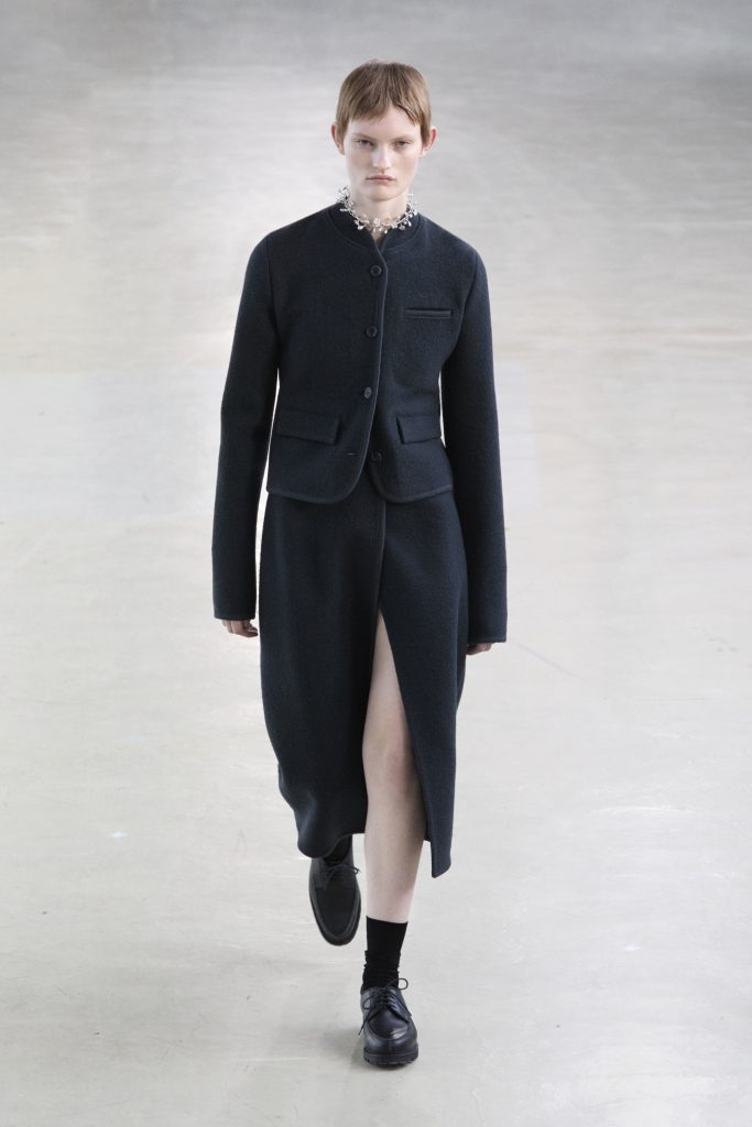 For Winter 2025, Rier embraces the crisp mountain cold with sharp, vertical silhouettes. For Winter 2025, Rier embraces the crisp mountain cold with sharp, vertical silhouettes. Vanity Teen 虚荣青年 Lifestyle & new faces magazine