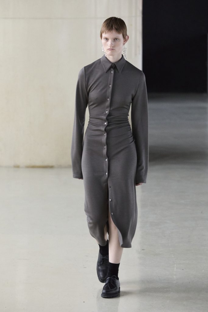 For Winter 2025, Rier embraces the crisp mountain cold with sharp, vertical silhouettes. For Winter 2025, Rier embraces the crisp mountain cold with sharp, vertical silhouettes. Vanity Teen 虚荣青年 Lifestyle & new faces magazine